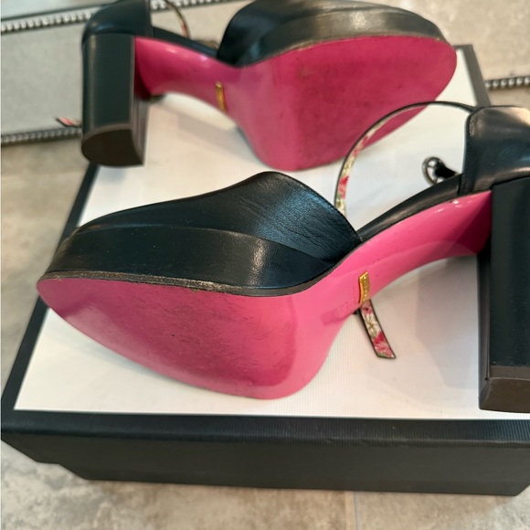Gucci Black Heels with Floral Interior - Picture 3 of 7
